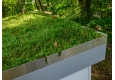 Detail atiky v barvě bílý hliník a zelená střecha montované garáže 4 x 6 m.