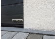 Detail designové bílé omítky a sekčních garážových vrat.