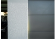 Detail designové omítky a garážové brány v antracitu zahradního domku 4 x 3,5 m