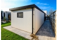 Detail rohu montované garáže 5,8 x 6 m s oknem a okapem, bílá designová omítka
