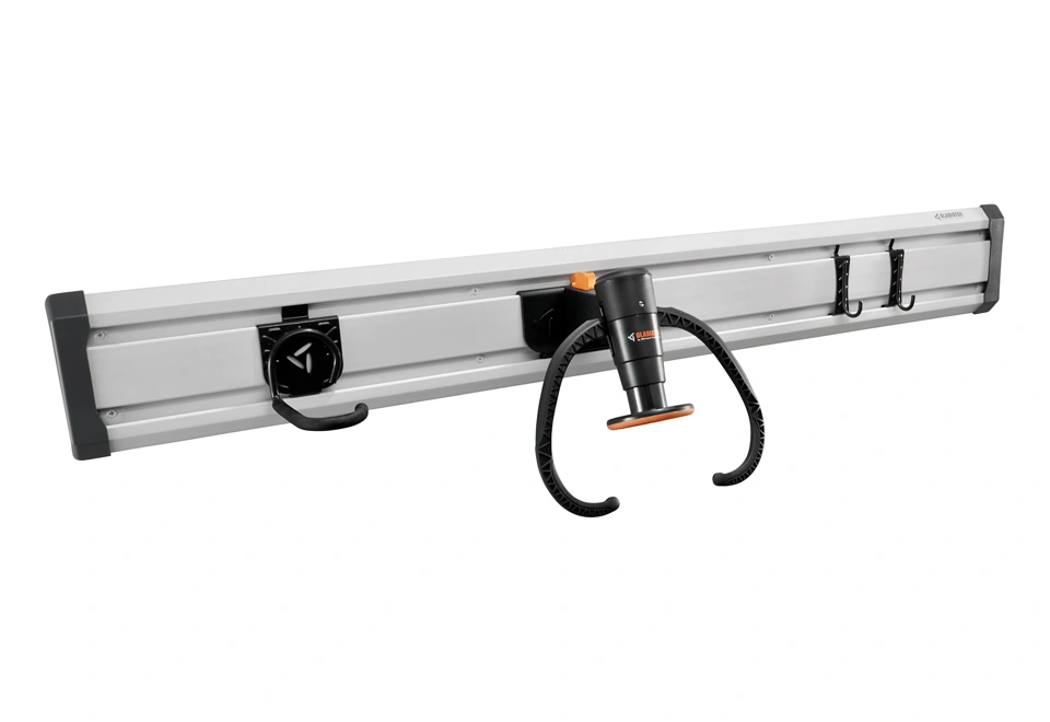 Čelisťový držák na cyklistické kolo připevněný k závěsné kolejnici.