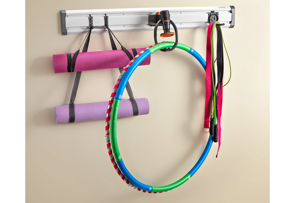 Nástěnný držák na jógamatku, obruč či švihadlo.