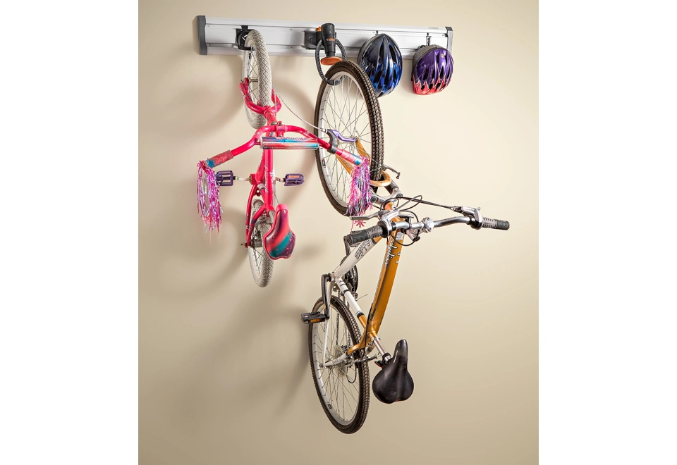 Držák na cyklistické kolo připevněný k závěsné kolejnici s dalšími háky na přilby.