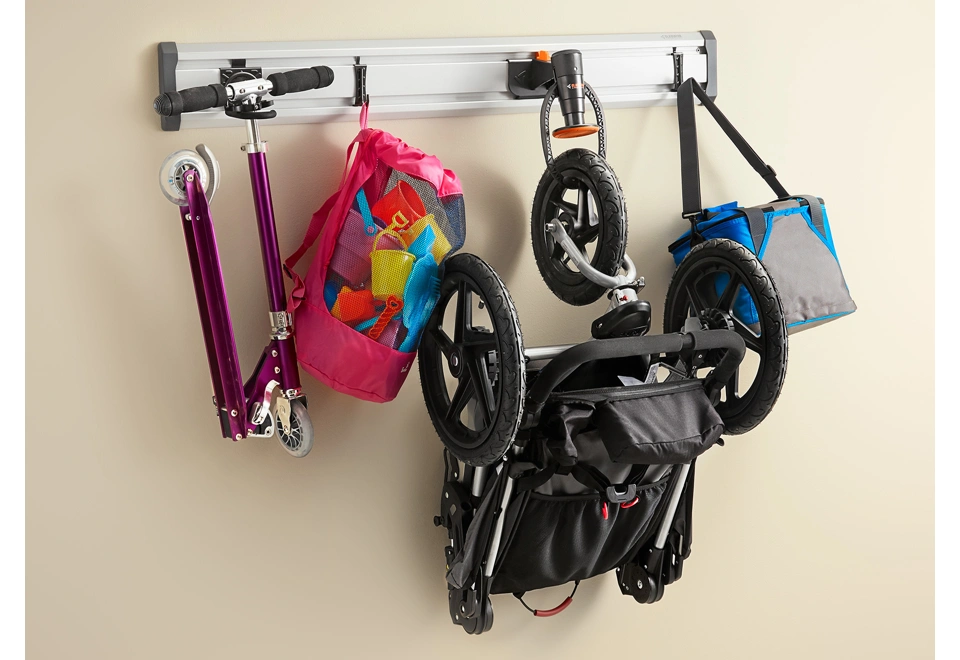 Nástěnný držák na kočárek, koloběžku či hračky na písek.