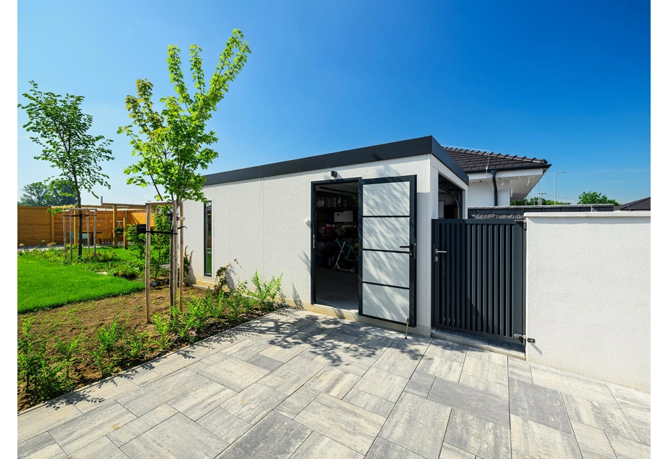 Izolované jednokřídlé dveře montované garáže 4 x 6 m se světlíkem.