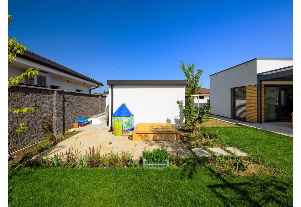 Montovaná garáž 4 x 6 m s designovou bílou omítkou a okapovým systémem.