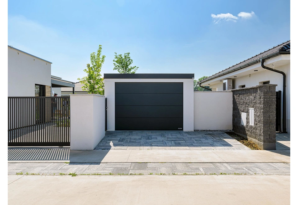 Garáž 4 x 6 m pro jedno auto s garážovou bránou.