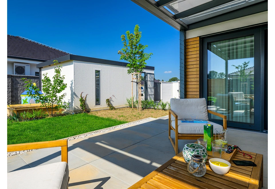 Montovaná garáž 4 x 6 m se světlíkem a zateplenými jednokřídlými dveřmi.