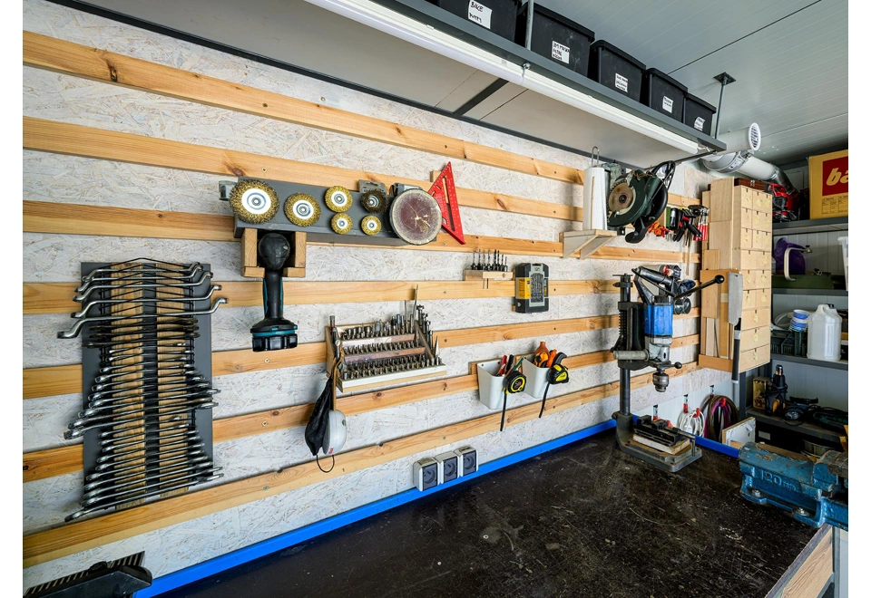 Vybavení dílenského koutu montované garáže 4 x 6 m.