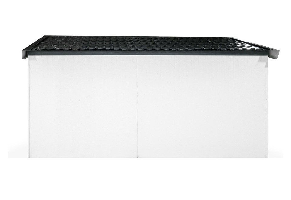 Boční strana garáže 3 x 5,5 m se zateplenou sedlovou střechou a bílou omítkou.