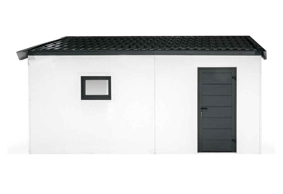 Garáž 3 x 5,5 m se zateplenou sedlovou střechou, bílou omítkou, oknem a bočními dveřmi.