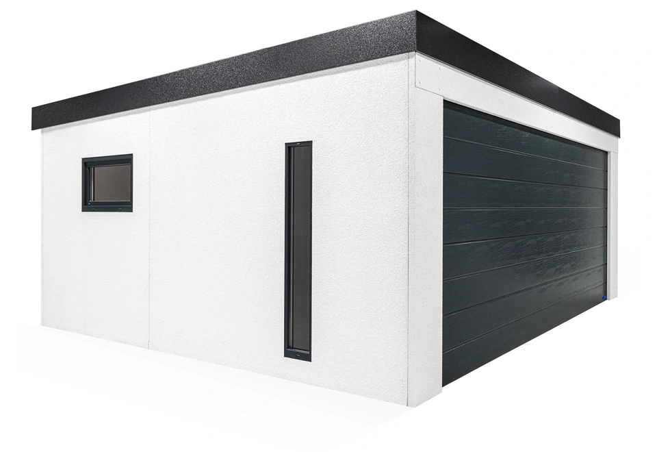 Montovaná garáž 5,8 x 4,98 m s bílou omítkou, sekčními vraty, světlíkem a oknem.