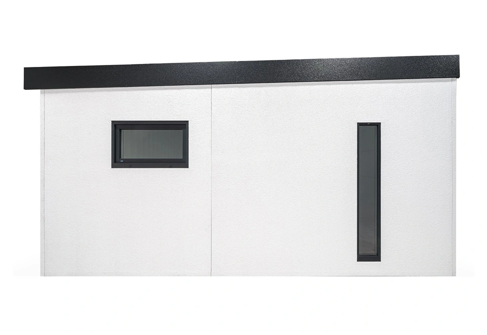 Montovaná garáž 5,8 x 4,98 m s bílou omítkou, světlíkem a oknem.