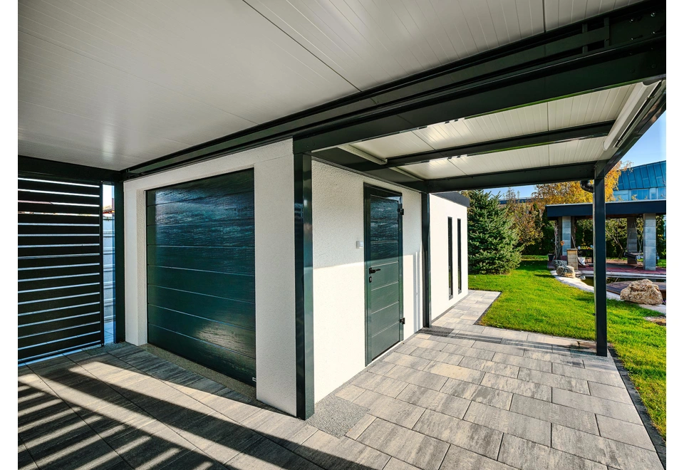 Velkorysý přístřešek montované garáže 5,8 x 6 m s garážovými vraty, dveřmi a 2 světlíky