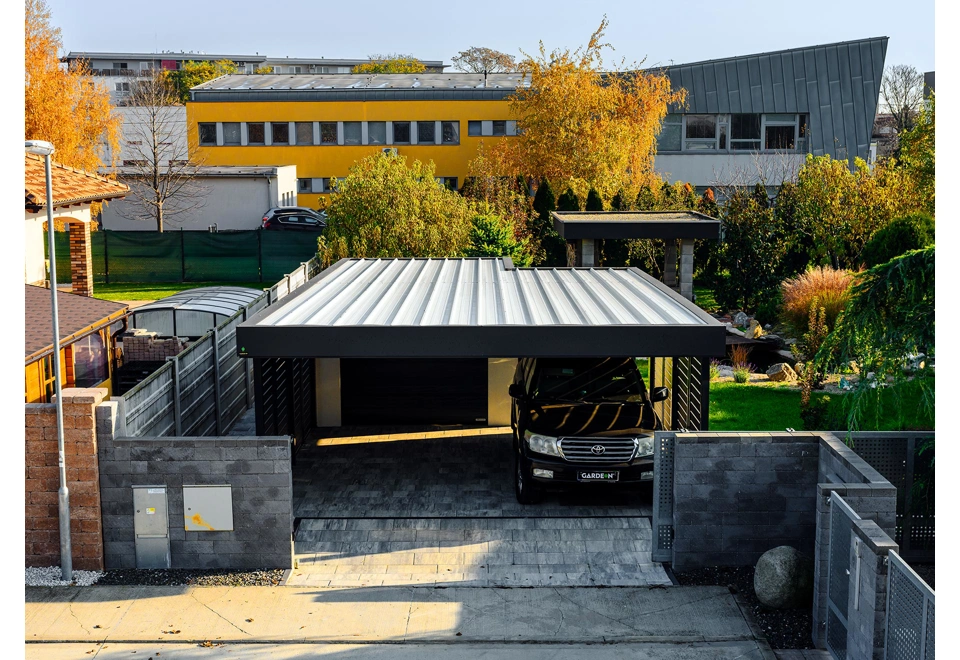 Zateplená střecha montované garáže 5,8 x 6 m s prostorným přístřeškem se zástěnami
