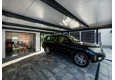 Detail přístřešku se zástěnami montované garáže 5,8 x 6 m s otevřenými vraty
