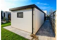 Detail rohu montované garáže 5,8 x 6 m s oknem a okapem, bílá designová omítka