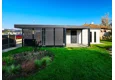 Prostorný přístřešek se zástěnami montované garáže 5,8 x 6 m s dveřmi a 2 světlíky