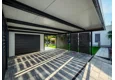 Prostorný přístřešek se zástěnami montované garáže 5,8 x 6 m s garážovými vraty