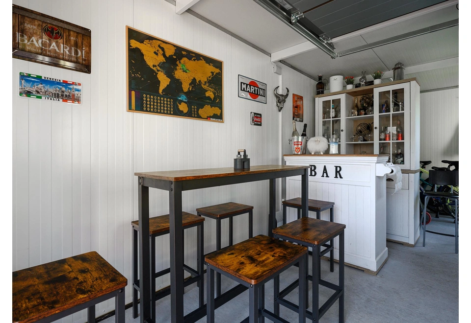 Bílé interiérové stěny montované garáže 3 x 6 m s barovým vybavením