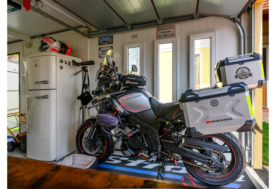 Detail bílé interiérové stěny se třemi světlíky montované garáže 3 x 6 m, otevřené dveře i vrata