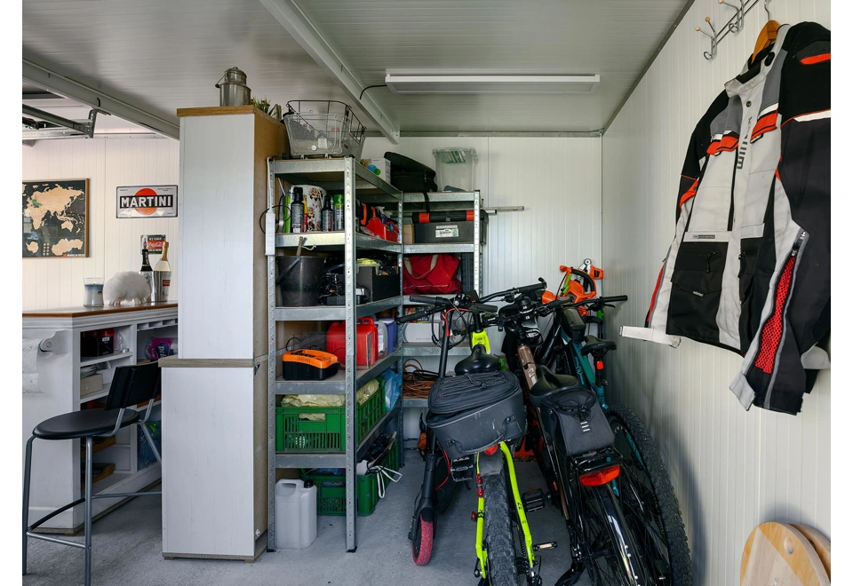 Interiér montované garáže 3 x 6 m s bílými stěnami a zateplenou střechou