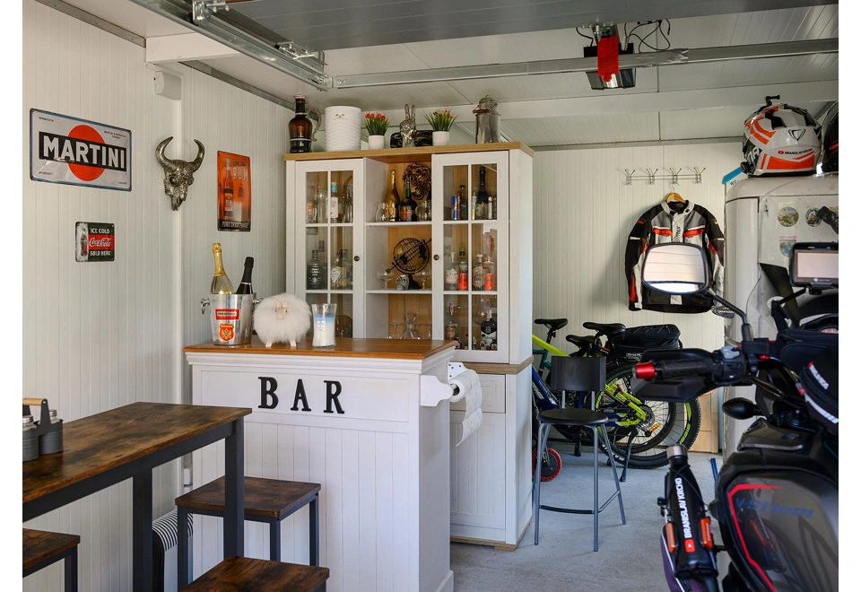 Bílé interiérové stěny montované garáže 3 x 6 m s barovým vybavením