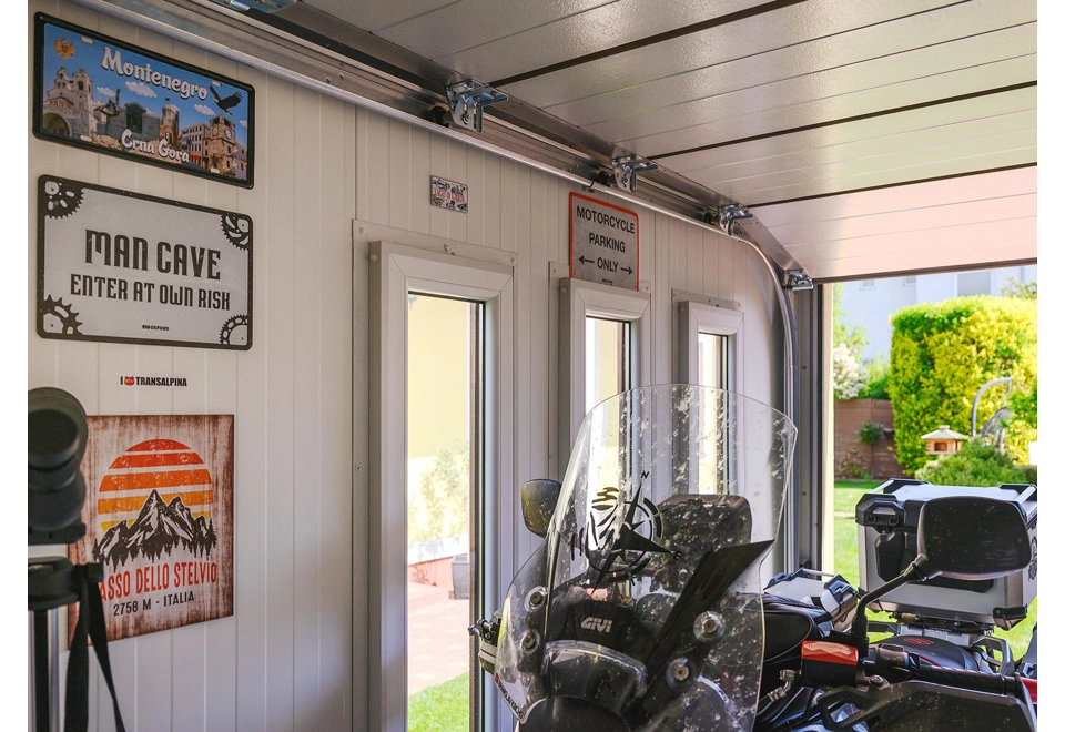 Detail 3 světlíků na bílé stěně montované garáže 3 x 6 m s otevřenými vraty