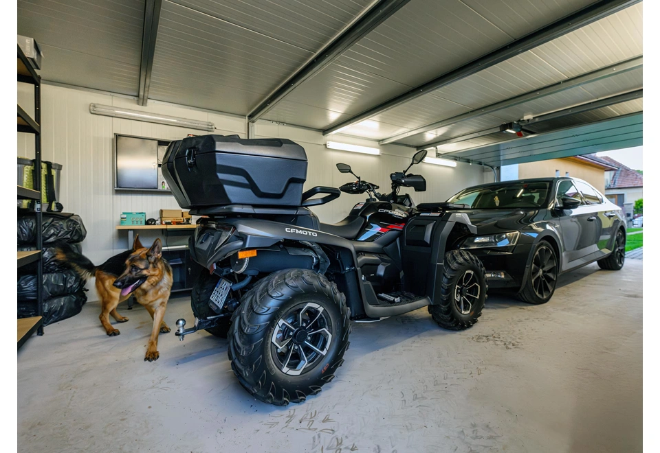 Prostorná garáž pro čtyřkolku a auto.
