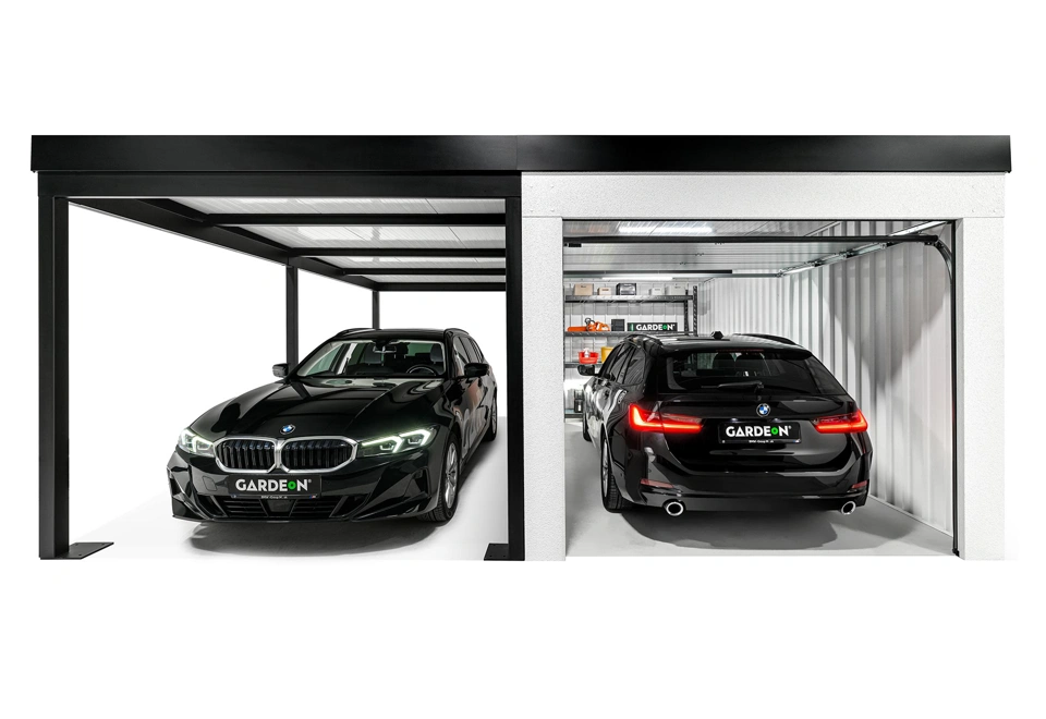 Otevřená montovaná garáž 3 x 6 m s regálem, bílá omítka a vnitřní stěny, doplňky v černé barvě a levým přístřeškem.