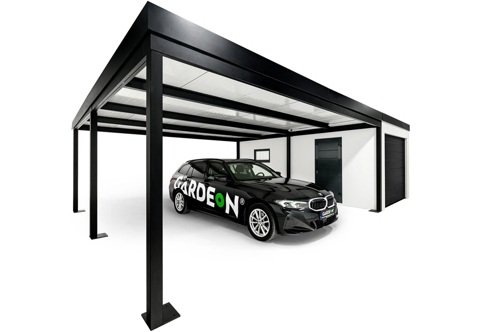 Levý přístřešek montované garáže 3 x 6 m s bílou omítkou a atikou v černé barvě, okno, zateplené dveře a sekční garážová vrata.