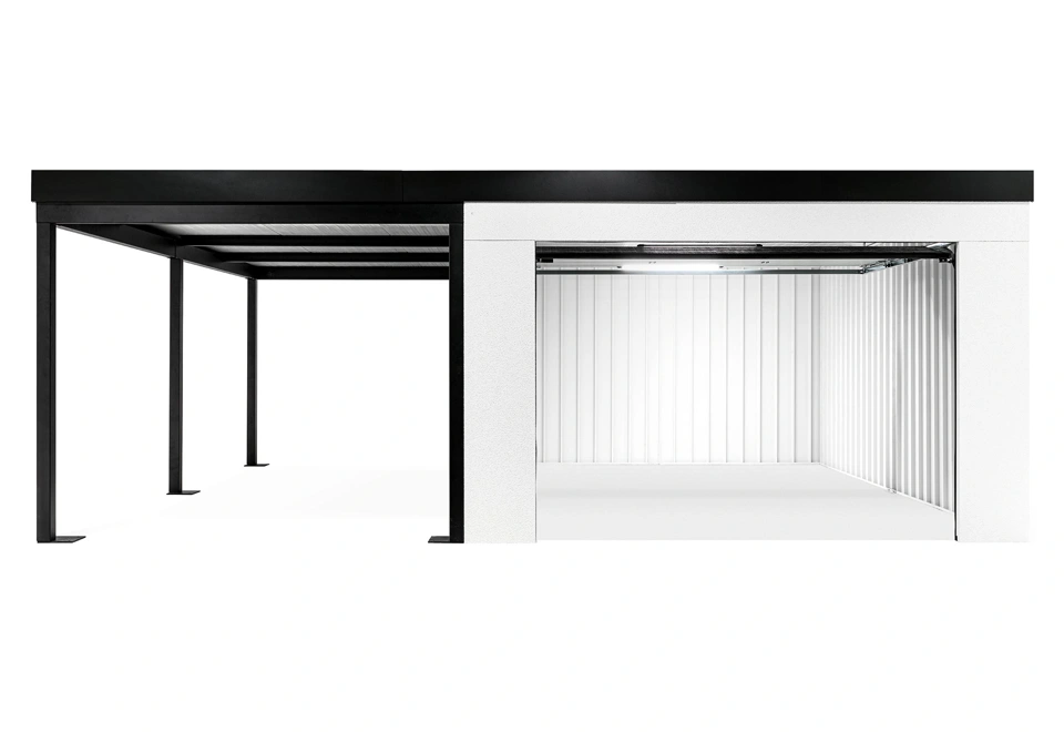 Otevřená montovaná garáž 4 x 5 m s bílou omítkou a doplňky v černé barvě, prázdný interiér s bílými stěnami, levý přístřešek.