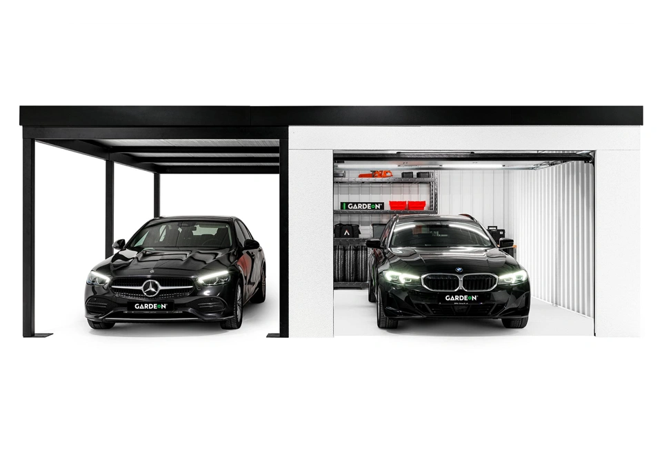 Otevřená montovaná garáž 4 x 7 m s regálem a bílými stěnami, bílá omítka, doplňky v černé barvě, levý přístřešek.