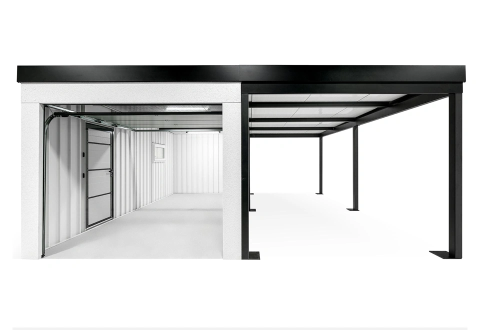 Otevřená montovaná garáž 3 x 6 m s bílými stěnami, oknem a zateplenými dveřmi, bílá omítka a doplňky v černé barvě, pravý přístřešek.