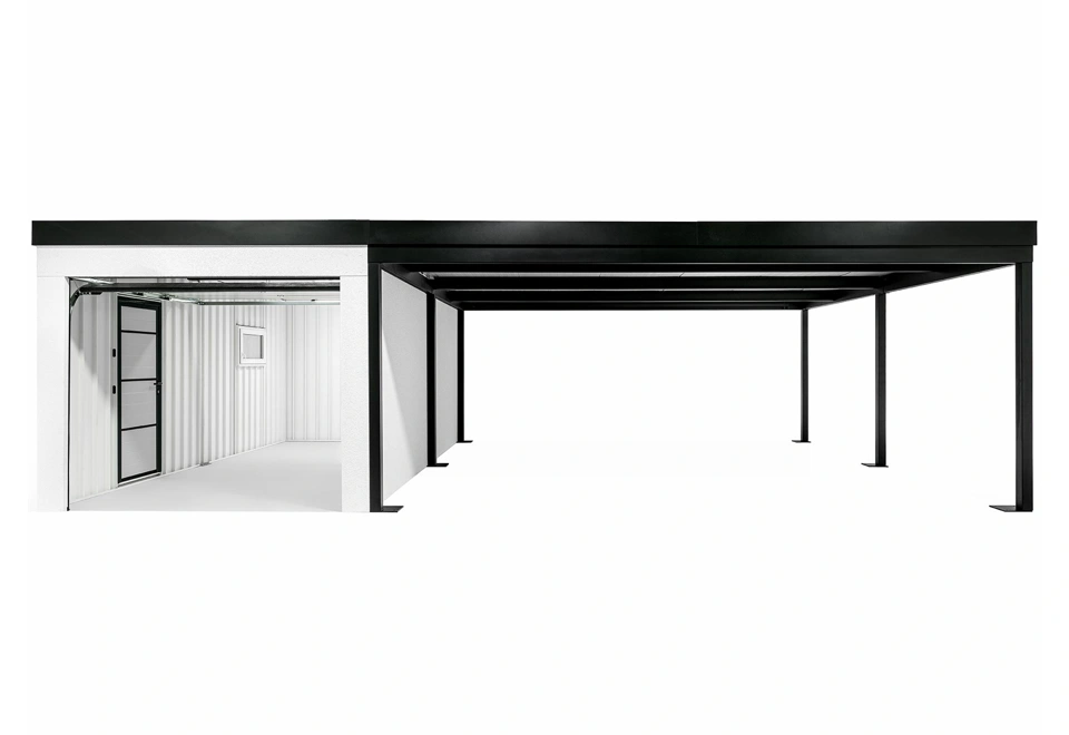 Otevřená montovaná garáž 3 x 6 m s bílými stěnami, oknem a zateplenými dveřmi, bílá omítka a doplňky v černé barvě, pravý přístřešek 6 m.