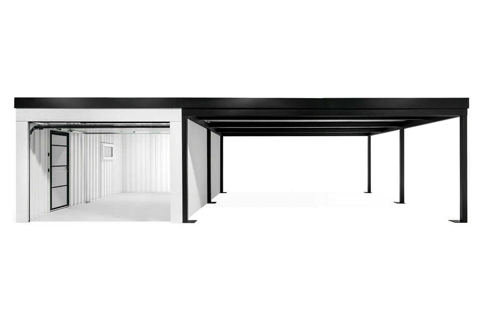 Otevřená montovaná garáž 3,5 x 5 m s pravým přístřeškem 6 m, bílé stěny s oknem a zateplenými dveřmi, bílá omítka a černé doplňky.