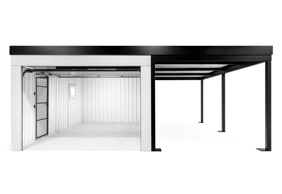 Otevřená montovaná garáž 3,5 x 5 m s pravým přístřeškem, bílé stěny s oknem a zateplenými dveřmi, bílá omítka a černé doplňky.