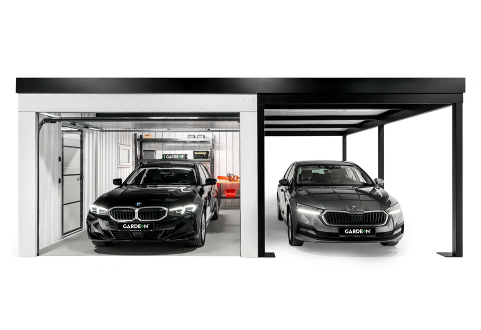 Otevřená montovaná garáž 3,5 x 7 m s bílými stěnami, oknem, zateplenými dveřmi, regálem a dílenským stolem, bílá omítka, doplňky v černé barvě, pravý přístřešek.