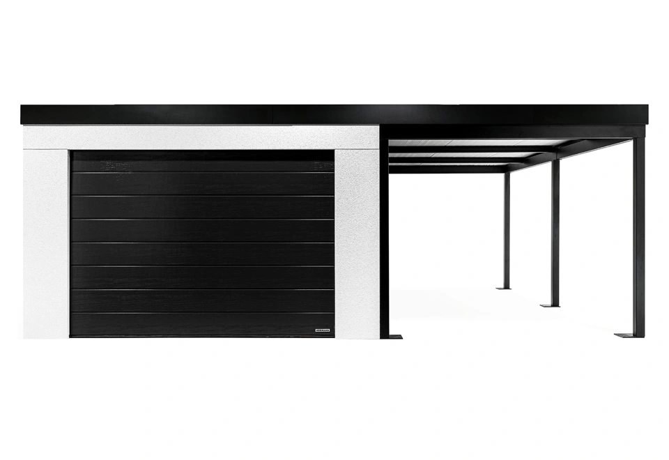 Montovaná garáž 4 x 7 m s bílou omítkou, sekčními vraty a atikou v černé barvě a pravým přístřeškem.