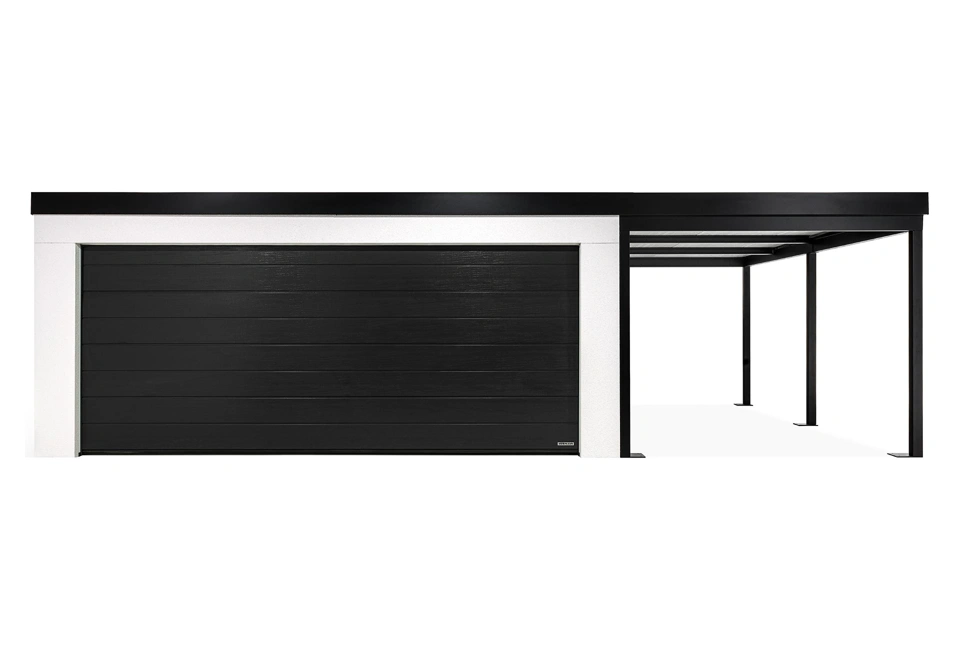 Montovaná garáž 5,8 x 6 m s černými sekčními vraty, bílou omítkou a atikou v černé barvě a pravým přístřeškem.