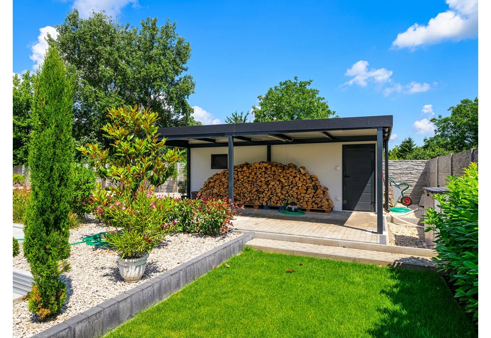 GARDEON® Garáž s vraty Hörmann, oknem a pravým přístřeškem