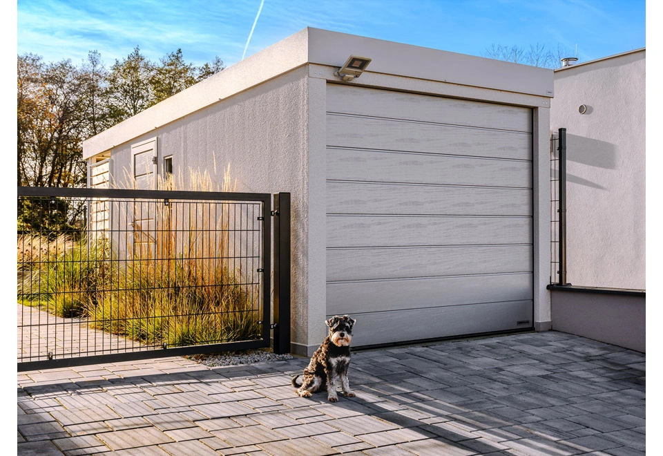 GARDEON® Garáž s vraty Hörmann, světlíkem a přístřeškem