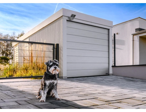 GARDEON® Garáž s vraty Hörmann, světlíkem a přístřeškem