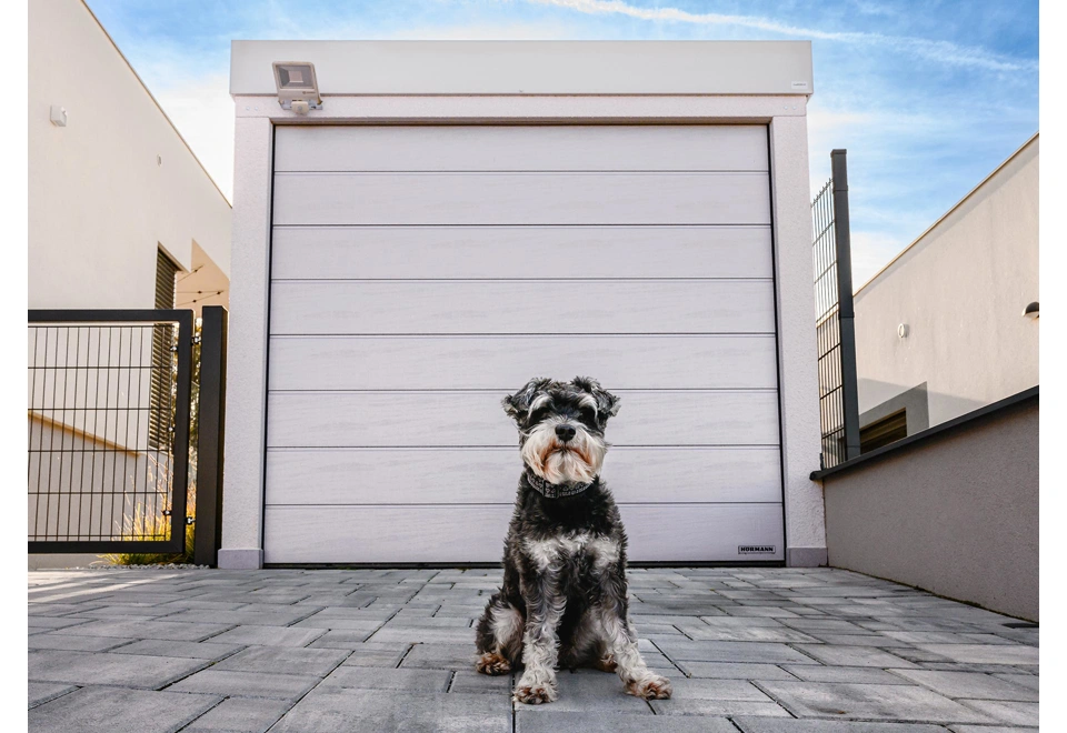 Garáž 2,5 x 5 m pro jedno auto se sekčními vraty Hörmann.