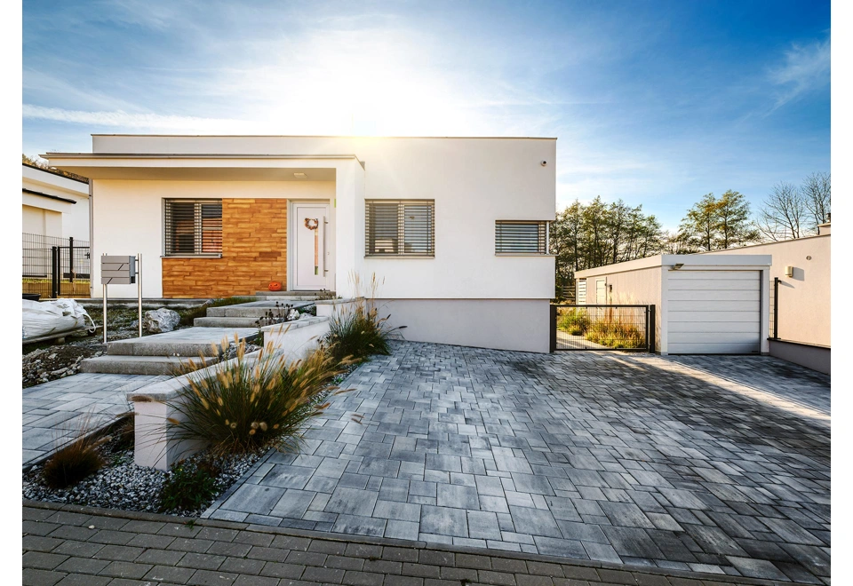 Montovaná garáž 2,5 x 5 m s plochou střechou s hotovou designovou omítkou.