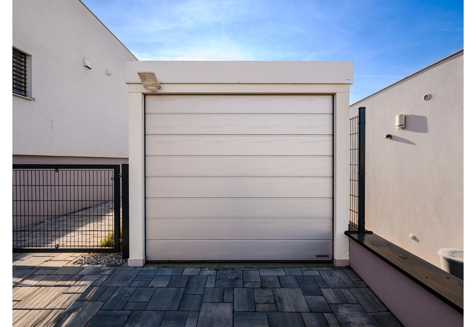 Garážová vrata pro jedno auto garáže 2,5 x 5 m v bílém provedení.