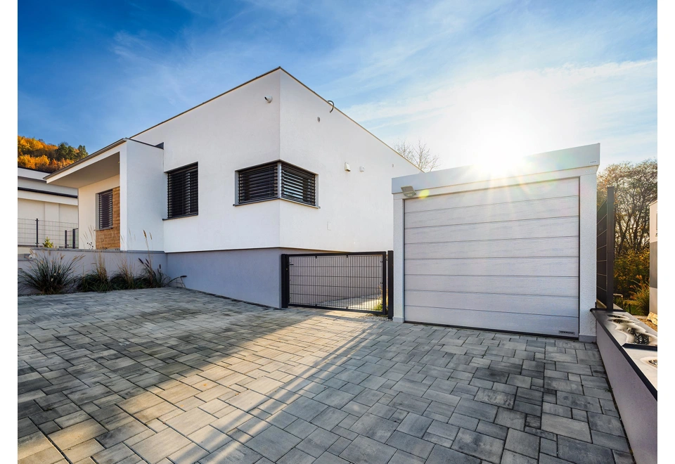 Sekční garážová vrata garáže 2,5 x 5 m v bílé.