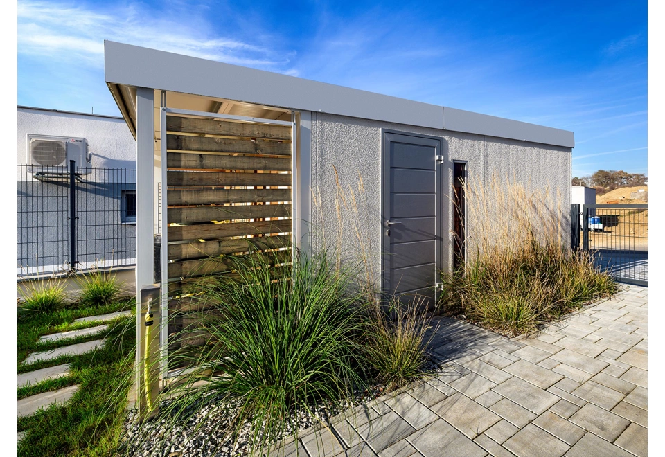 Izolované jednokřídlé dveře garáže 2,5 x 5 m se světlíkem a levým přístřeškem.