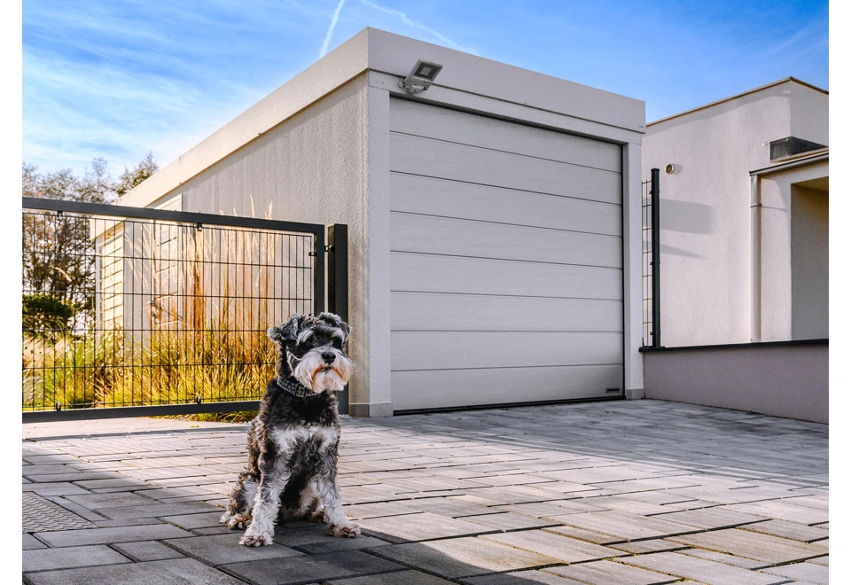 GARDEON® Garáž s vraty Hörmann, světlíkem a přístřeškem