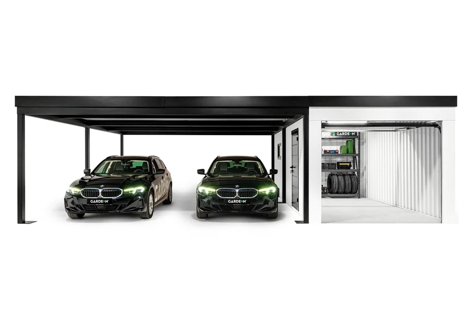 Otevřená montovaná garáž 3 x 6 m s regálem, bílá omítka a vnitřní stěny, doplňky v černé barvě a levým přístřeškem 6 m.